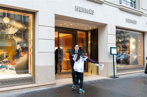 campagna peta hermes|PETA Ignites Stink Bomb Inside Hermès Rue de .